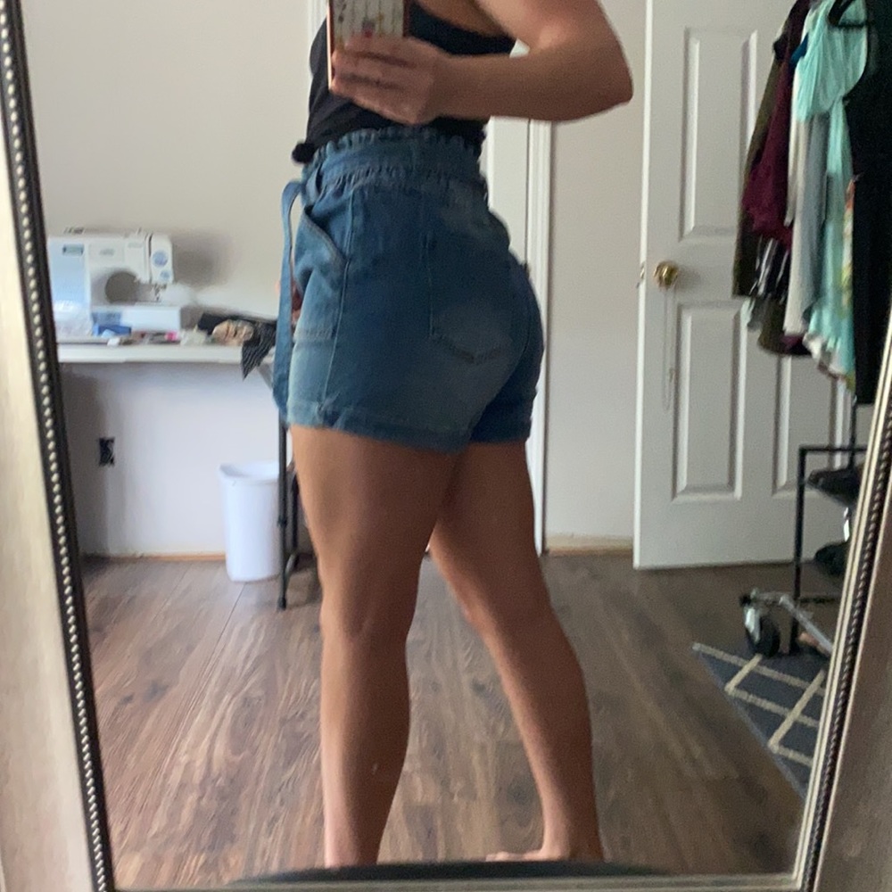 High rise scrunch waisted shorts 🔹